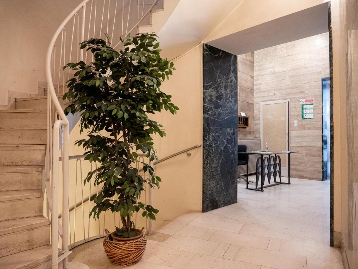 The Best Rent - Modern Duomo Apartment Milão Exterior foto